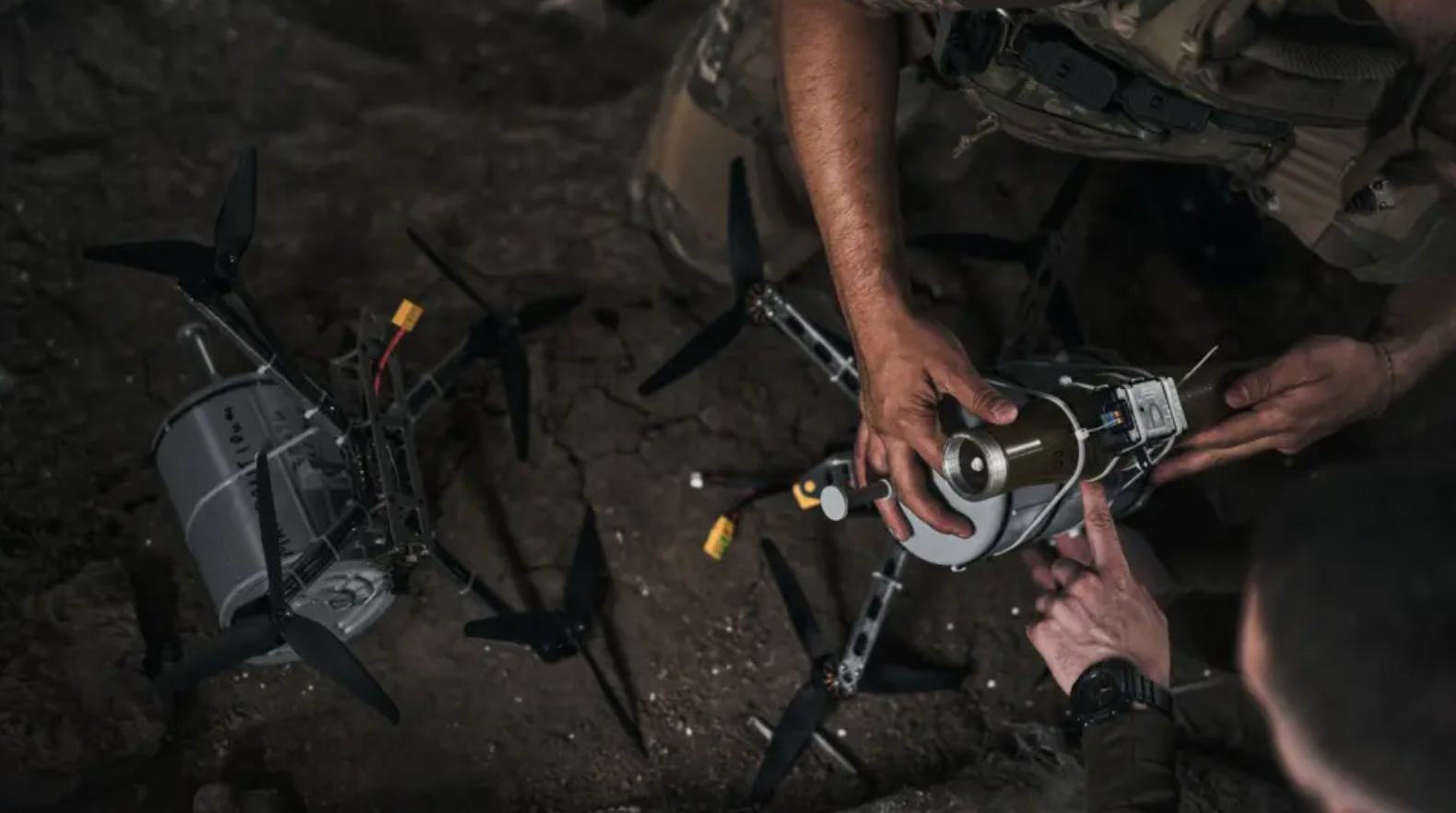 Ukraynalı askerlerin elinde mühimmat yüklü küçük FPV dronelar var.