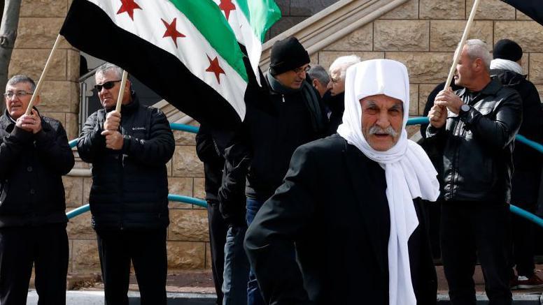 من هم دروز سوريا؟ وما الذي ينتظرهم؟ 1 محتجون من الطائفة الدرزية في السويداء فبراير 2025
