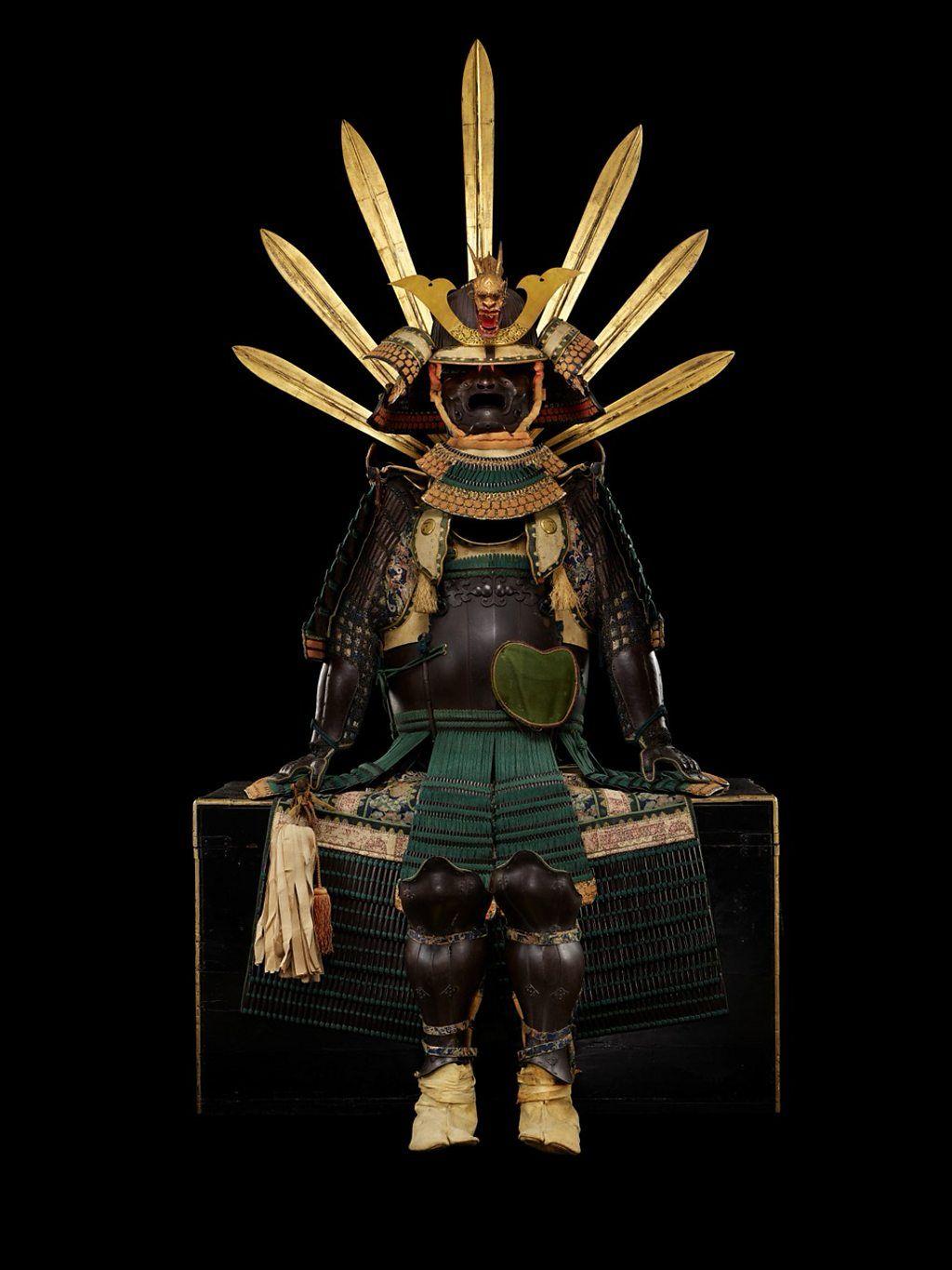 Armadura samurai, com frente pontiaguda e lados em ângulo, em exibição no Museu Britânico em Londres