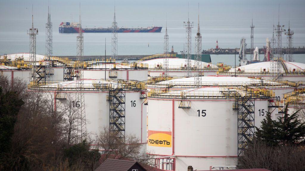 Tanques de armazenamento de petróleo e um navio petroleiro em Tuapse, na Rússia