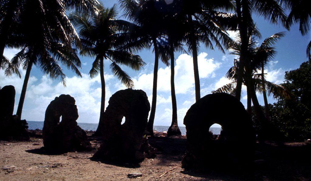Hilera de piedras rai con palmeras y el mar en el fondo
