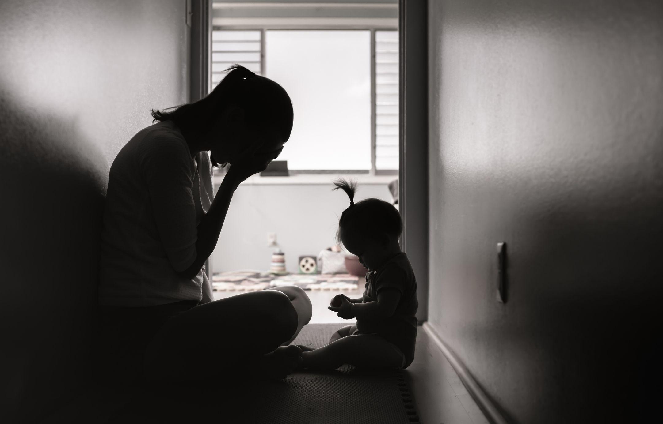 一名女性在陪伴其幼兒。