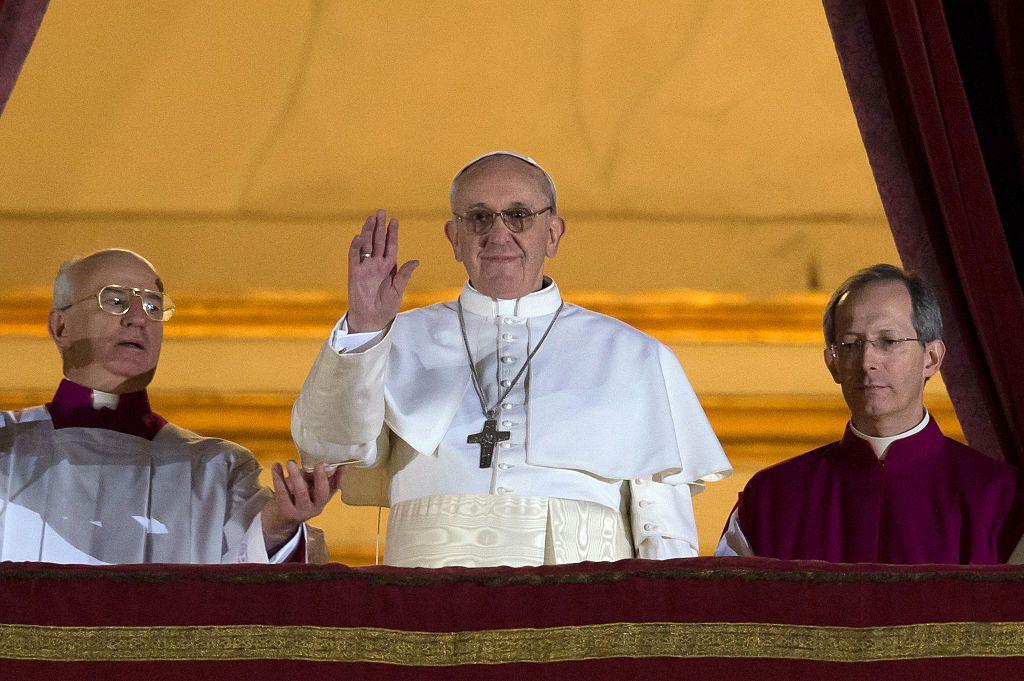 O papa Francisco aparece em sacada da Bas&iacute;lica de S&atilde;o Pedro ap&oacute;s sua elei&ccedil;&atilde;o como papa em conclave no Vaticano, em 13 de mar&ccedil;o de 2013