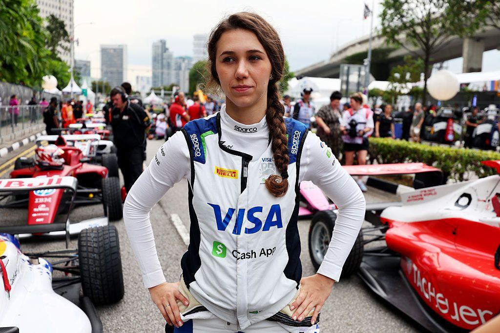 A piloto brasileira Rafaela Ferreira, em meio a carros de corrida na pista em Singapura (outubro de 2025)