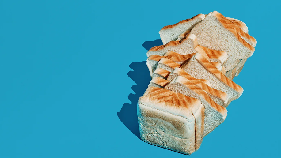 خبز التوست على خلفية باللون الازرق
