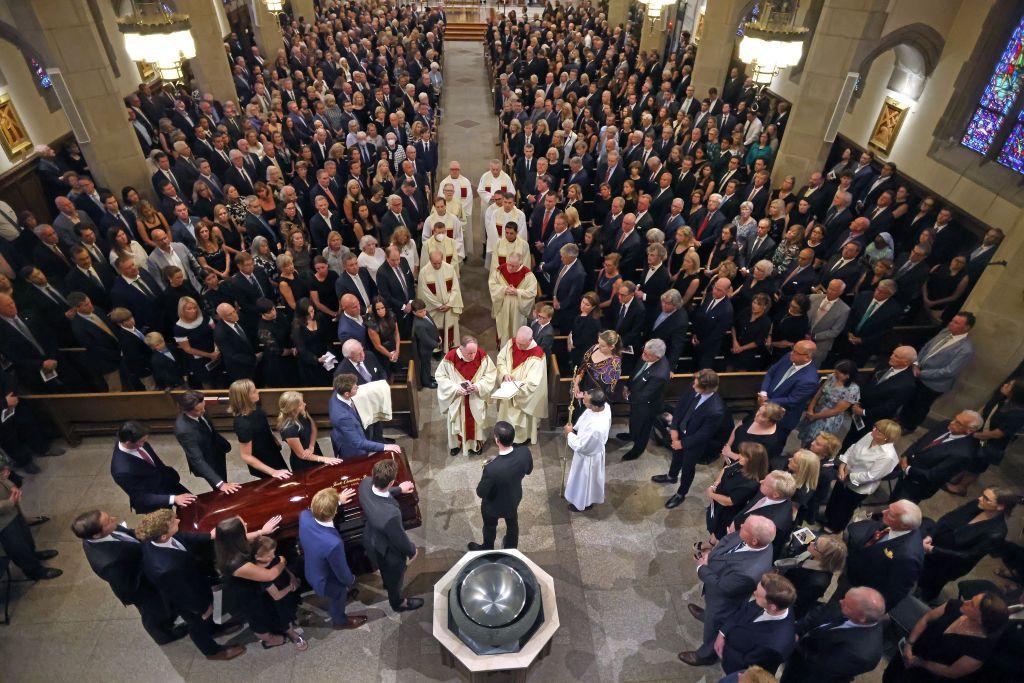 Celebración de un funeral dentro de una iglesia católica en Boston en 2024.
