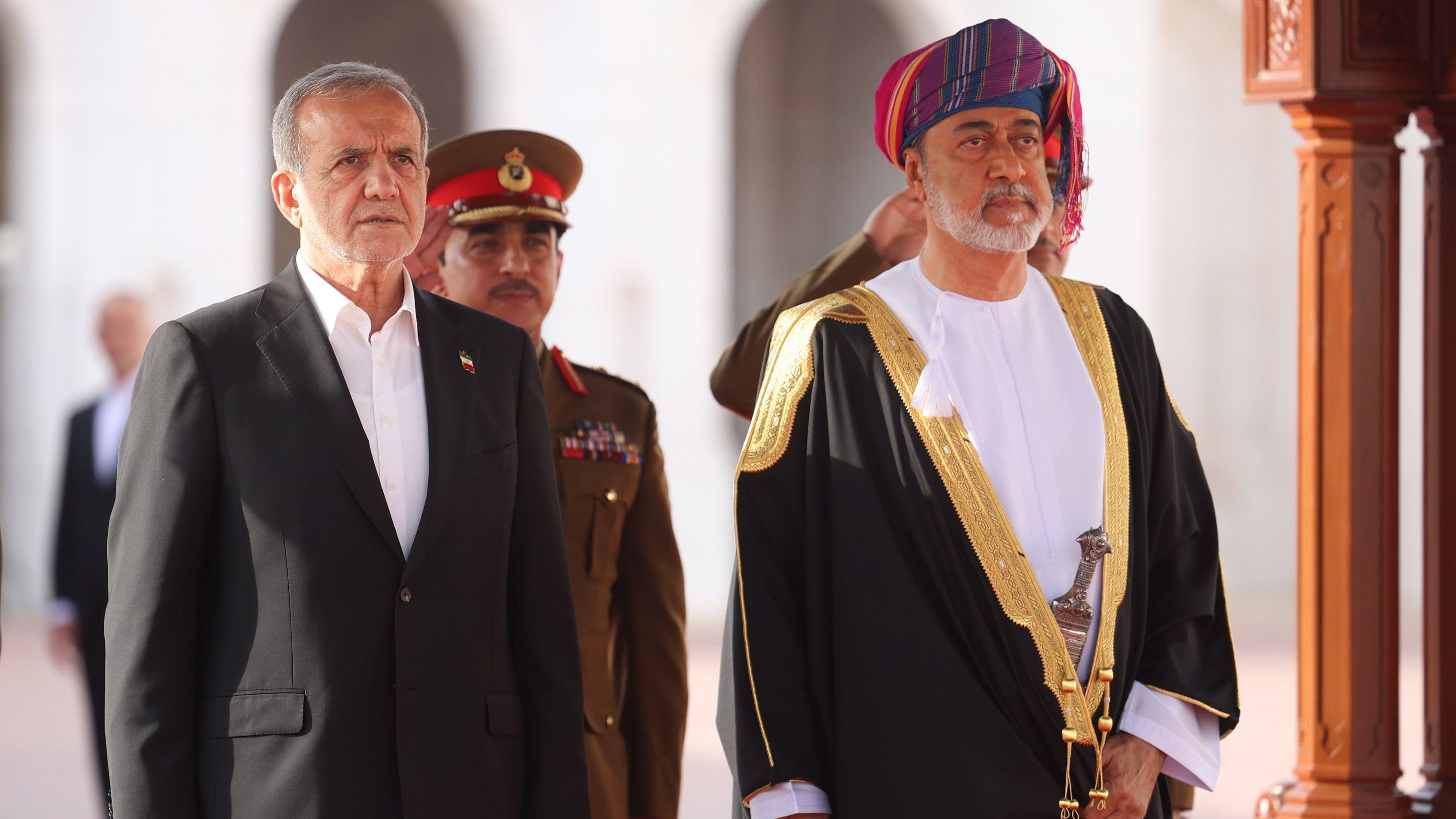 سلطان سلطنة عُمان هيثم بن طارق والرئيس الإيراني مسعود بزشكيان.