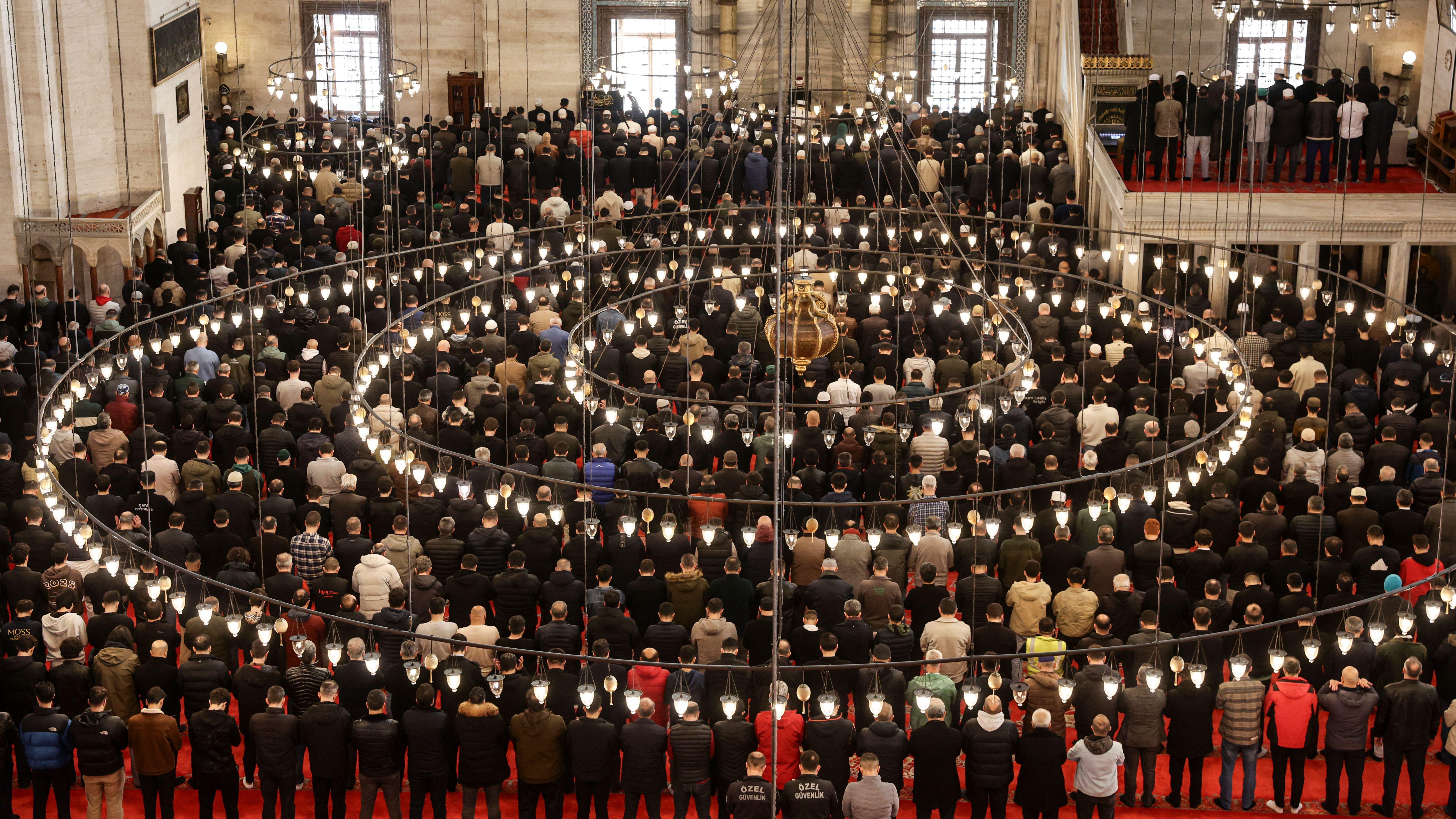 صلاة الجمعة الأولى خلال شهر رمضان في إسطنبول، تركيا 