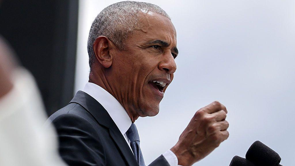El expresidente estadounidense Barack Obama pronuncia un discurso durante la ceremonia de inauguración del Centro Presidencial Barack Obama en John Lewis Plaza el 18 de junio de 2026 en Chicago, Illinois.