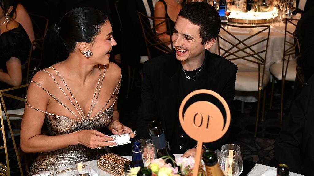 Kylie Jenner y Timothée Chalamet asisten a Moët & Chandon en la 83ª entrega anual de los Globos de Oro el 11 de enero de 2026 en Los Ángeles, California. (Foto por Michael Kovac/Getty Images para Moët & Chandon)