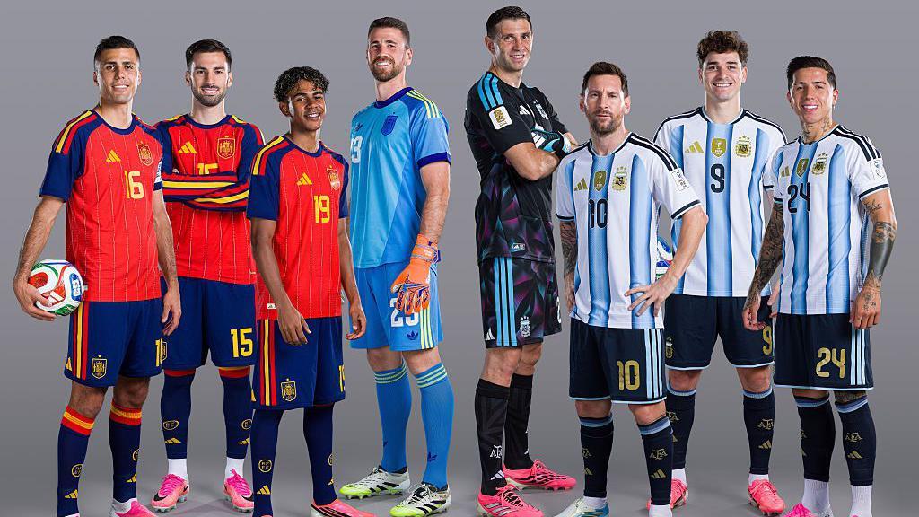 Jugadores de la selección de España y de Argentina