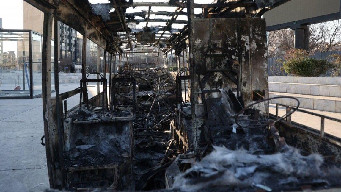 حافلة محترقة في أحد شوارع طهران خلال الاحتجاجات