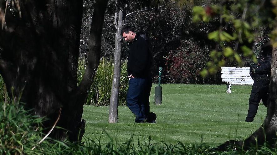 Messi, en el cementerio donde descansan los restos de su padre. 