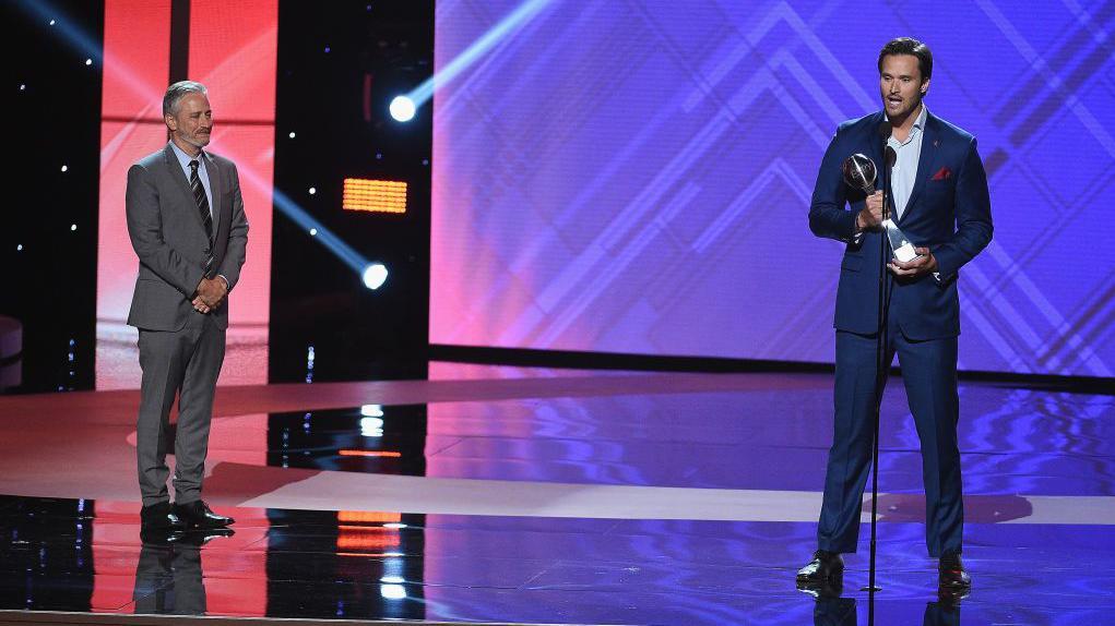 صورة للحظة تسلم جيك وود جائزة "بات تيلمان" للخدمة في حفل توزيع جوائز "إيبسي" عام 2018.