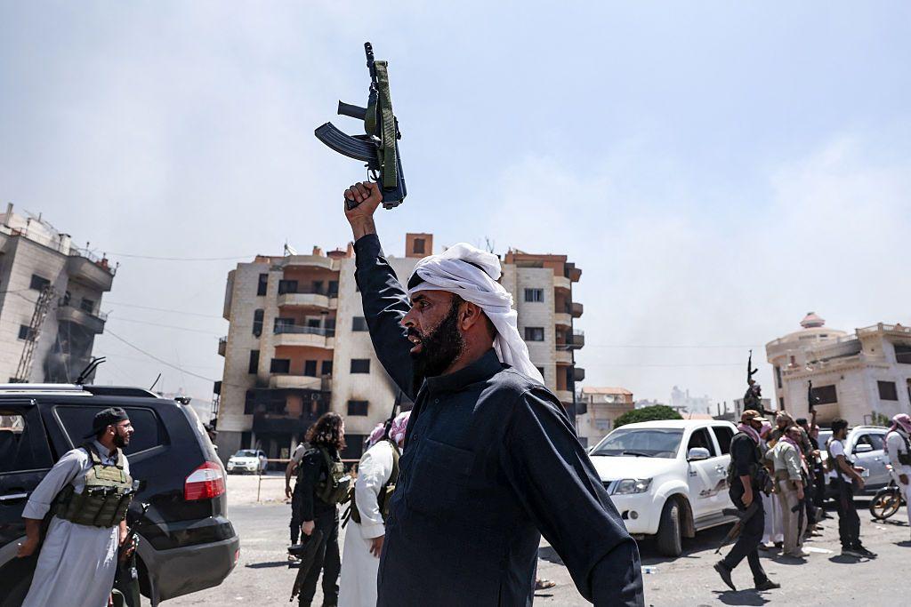 ماذا نعرف عن القبائل السوريّة؟ وما علاقتها بالدولة؟ 1 مقاتلون من البدو والعشائر في شوارع الجزء الشمالي من مدينة السويداء. محافظة السويداء ذات الأغلبية الدرزية جنوب سوريا، في 19 يوليو/تموز 2025.