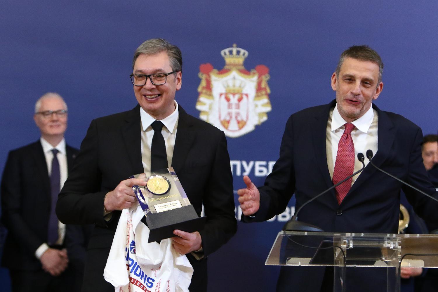vučić i srpski vaterpolisti, Viktor Jelenić, predsednik Vatwrpolo saveza Srbije, uručio je majicu i plaketu Vučiću