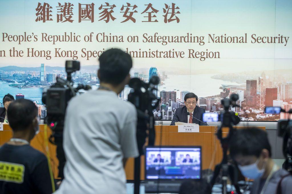 行政長官李家超，背景寫有「維護國家安全法」。