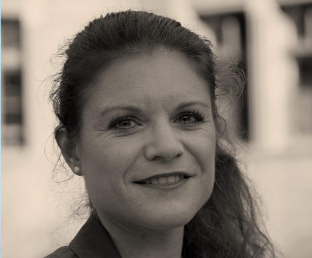 Retrato da professora professora Annette Idler, da Blavatnik School of Government, da Universidade de Oxford, com cabelos presos e sorrindo