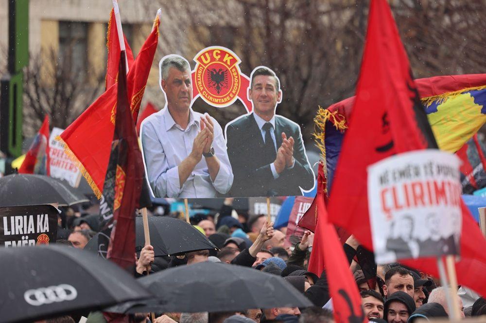 Pristalice bivših lidera Oslobodilačke vojske Kosova (OVK) drže plakatee sa likovima Hašima Tačija i Kadrija Veseljija tokom skupa u Prištini, Kosovo, 17. februara 2026.