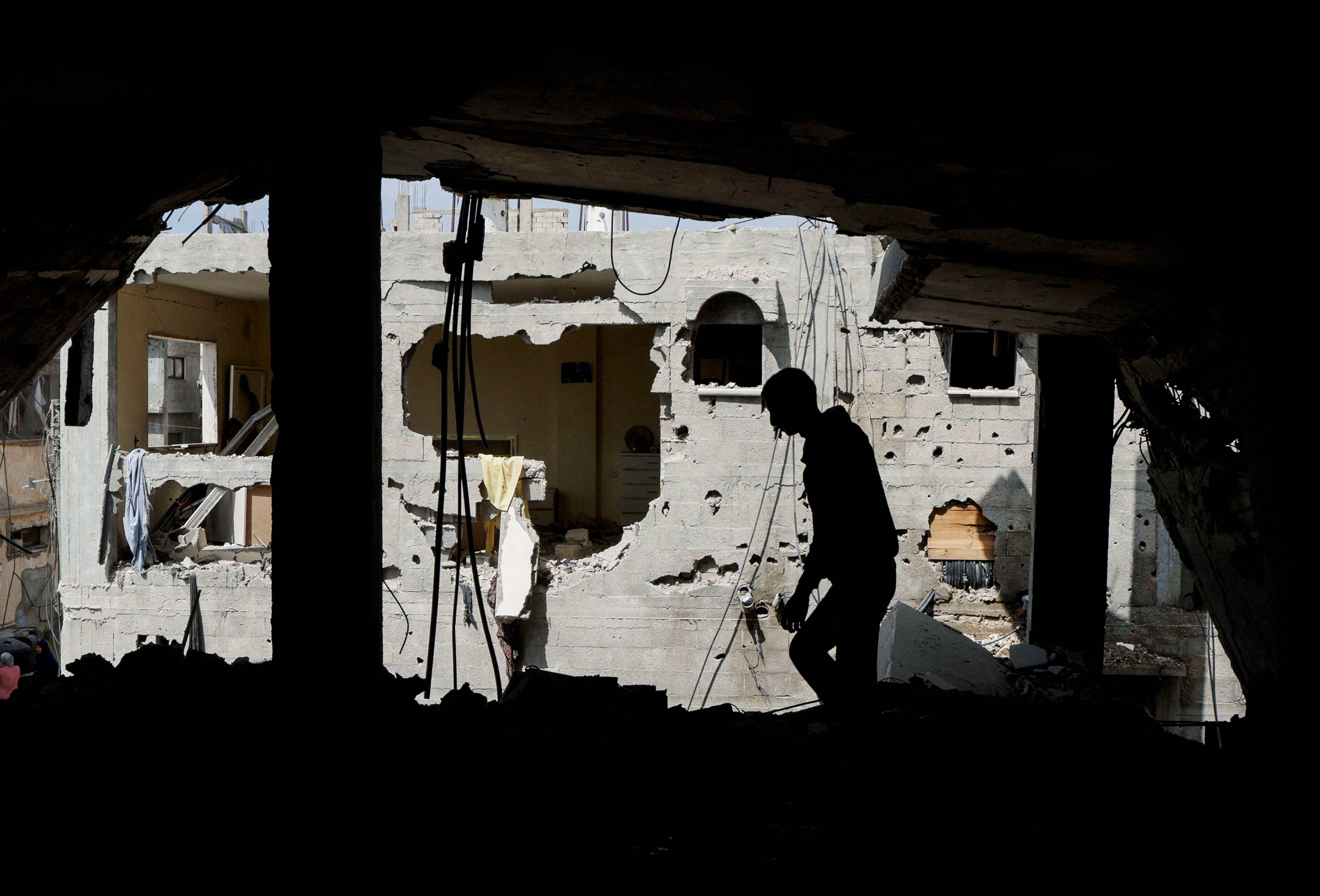 فلسطيني في خان يونس في جنوب قطاع غزة في 3 مايو/أيار 2025