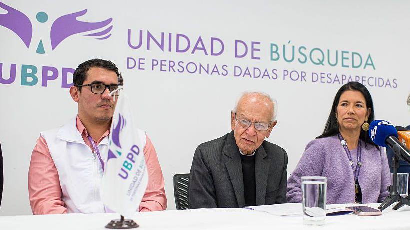 Panel de funcionarios de la UBPD y el sacerdote Javier Giraldo, buscador de Camilo Torres.