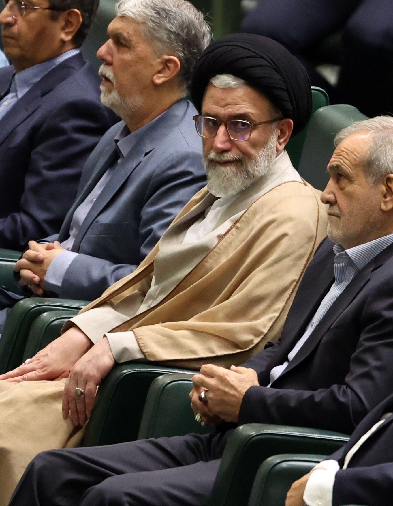 يجلس إسماعيل خطيب في صف من الرجال الآخرين، في البرلمان الإيراني، يوم17 أغسطس/آب 2024.
