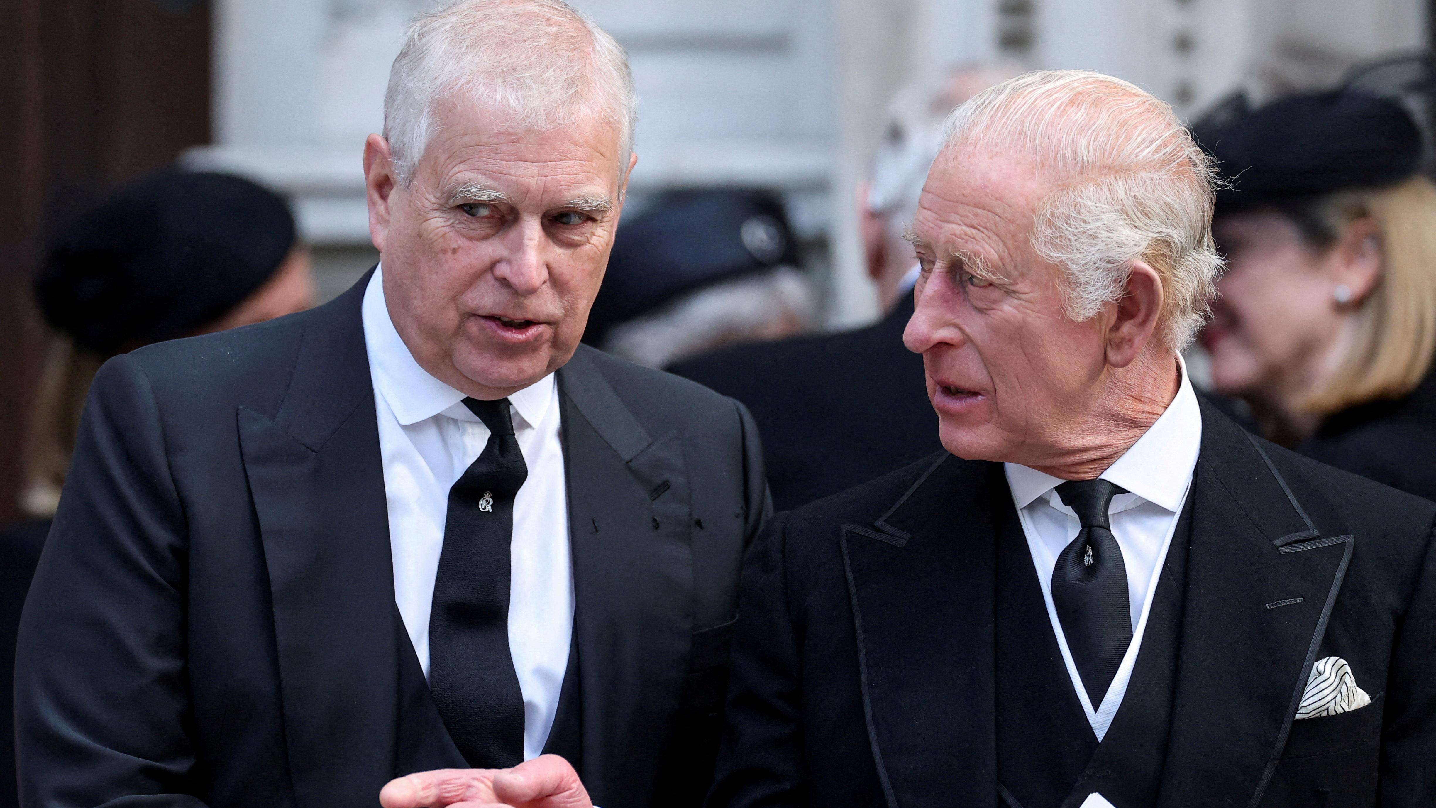 O príncipe Andrew conversa com o rei Charles 3º ao deixar a Catedral de Westminster, após a missa de réquiem no dia do funeral de Katharine, duquesa de Kent. 