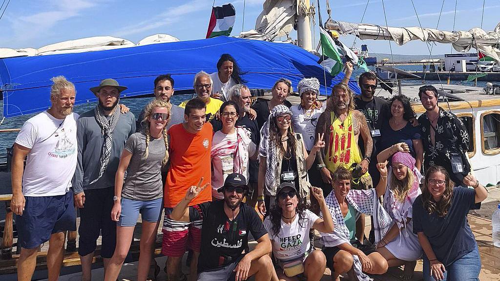 La tripulación de la Flotilla Global Sumud, que incluye a Ognjen Markovic, un activista serbio de 24 años, posa para una foto el 30 de septiembre de 2025. 