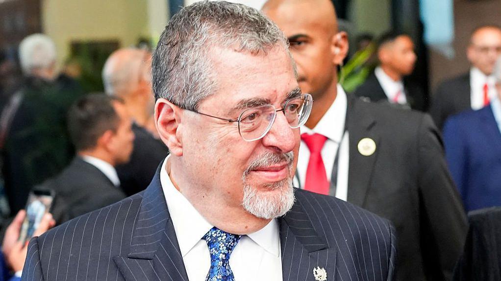 El presidente de Guatemala, Bernardo Arévalo, se retira después de la ceremonia que conmemora el 200º aniversario del Congreso Anfictiónico de Panamá, en la Ciudad de Panamá, el 22 de junio de 2026. (Foto de ARNULFO FRANCO / AFP vía Getty Images)