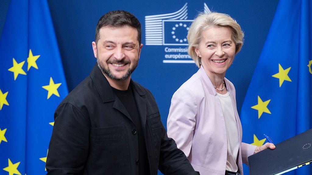 Volodymyr Zelensky y Ursula von der Leyen