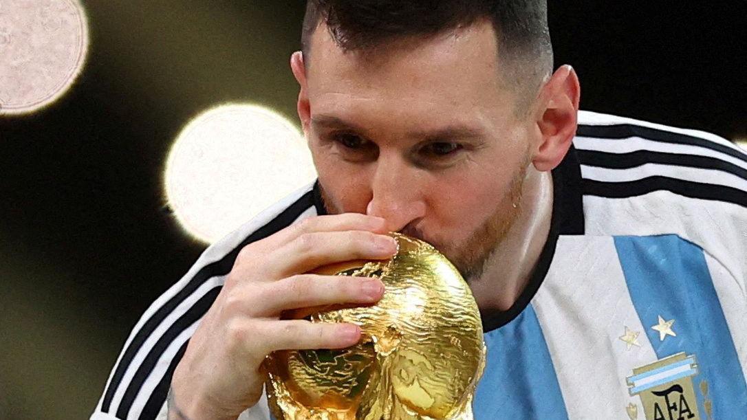 Tamo gde je fudbal više od života, a Maradona i Mesi u panteonu najvećih 3 Lionel Mesi ljubi trofej svetskog prvaka u Kataru 2022.