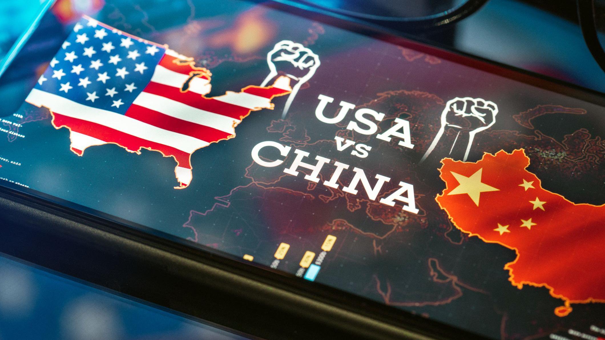 圖片顯示中國和美國的地圖，處於對峙的姿態。