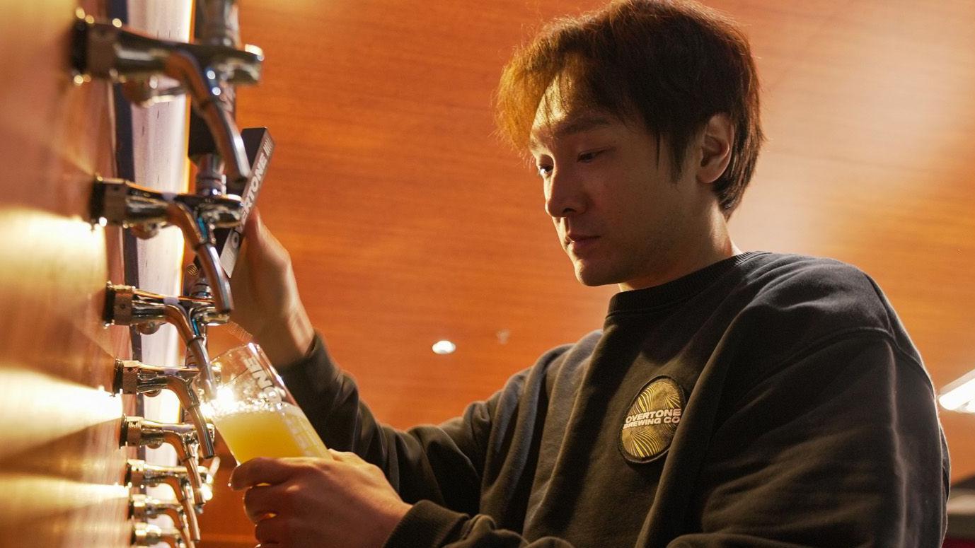 工作人員在精釀啤酒廠弦外之音釀造啤酒。