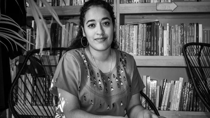 Ogata en una biblioteca
