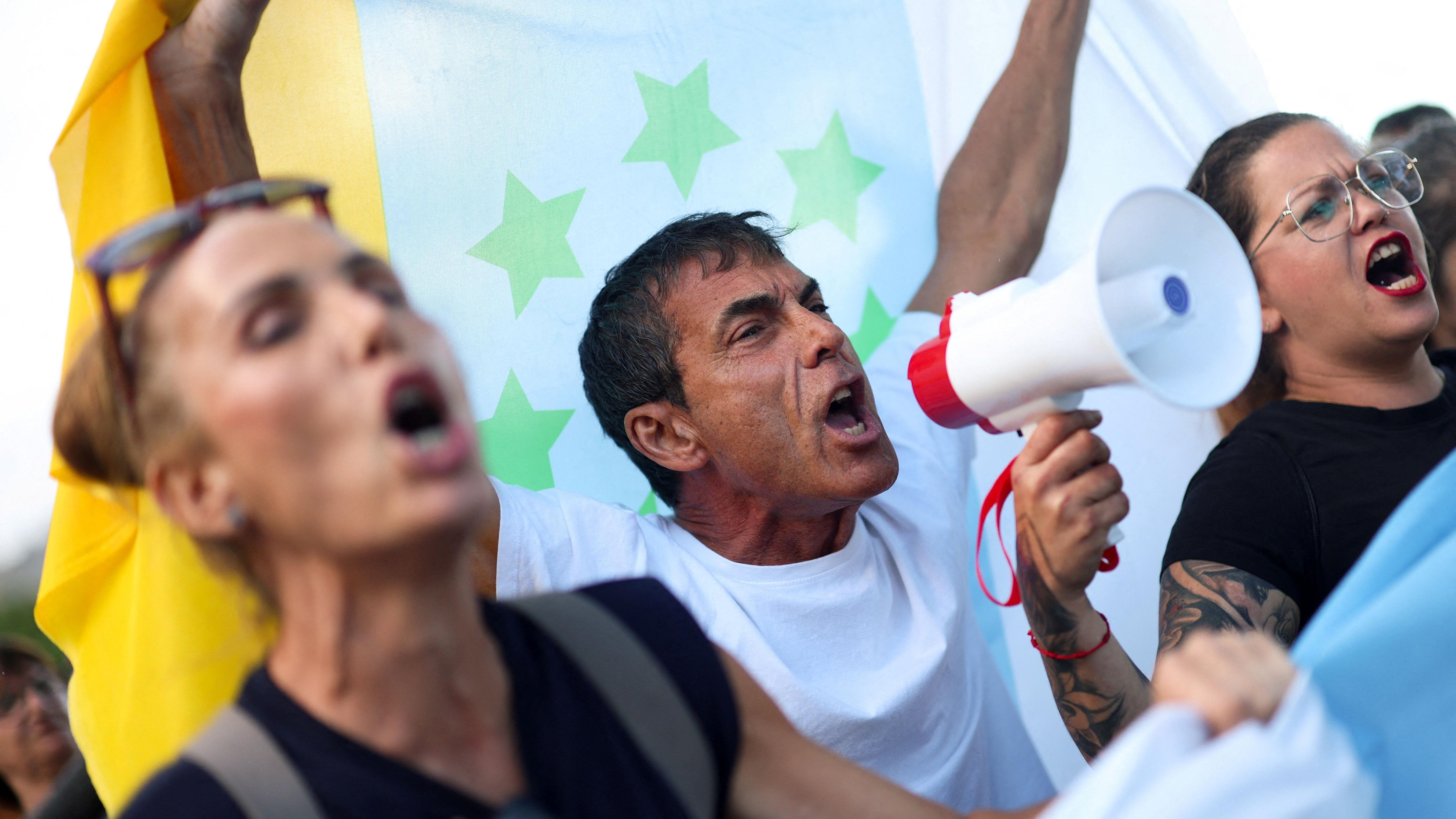 Manifestantes participan en una protesta contra la llegada del crucero MV Hondius, tras un brote mortal de hantavirus a bordo,