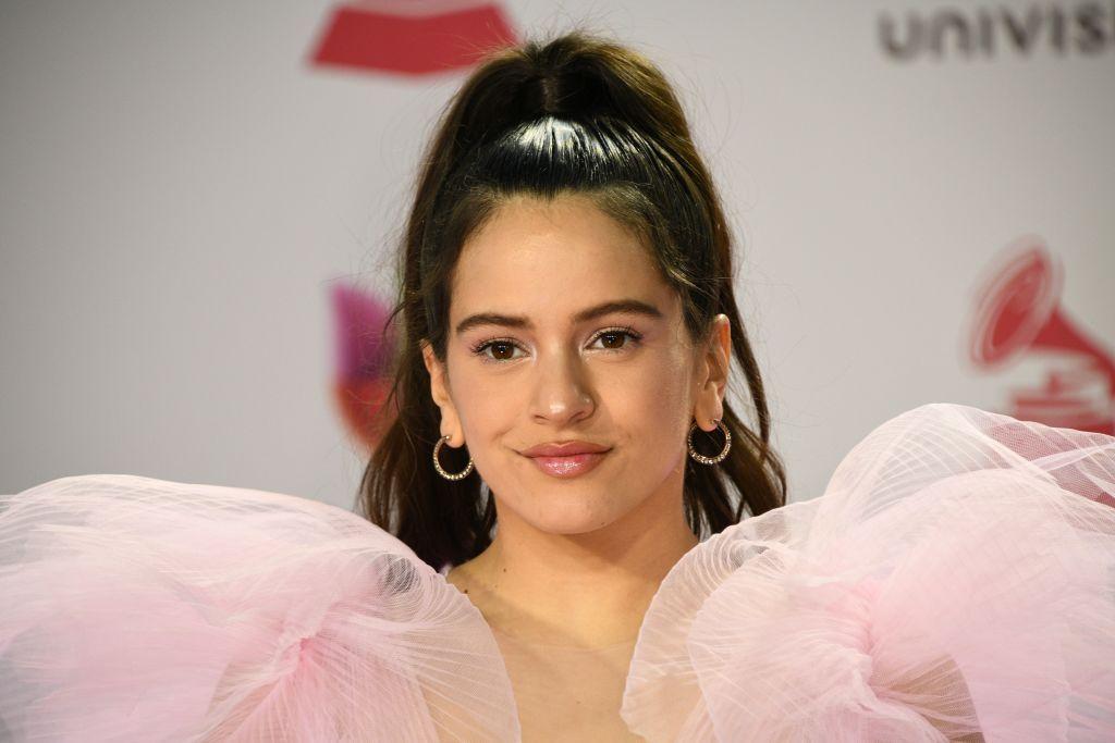 المغنية الإسبانية روزاليا تصل إلى حفل توزيع جوائز غرامي اللاتينية السنوي التاسع عشر في لاس فيغاس، نيفادا، في 15 نوفمبر 2018 