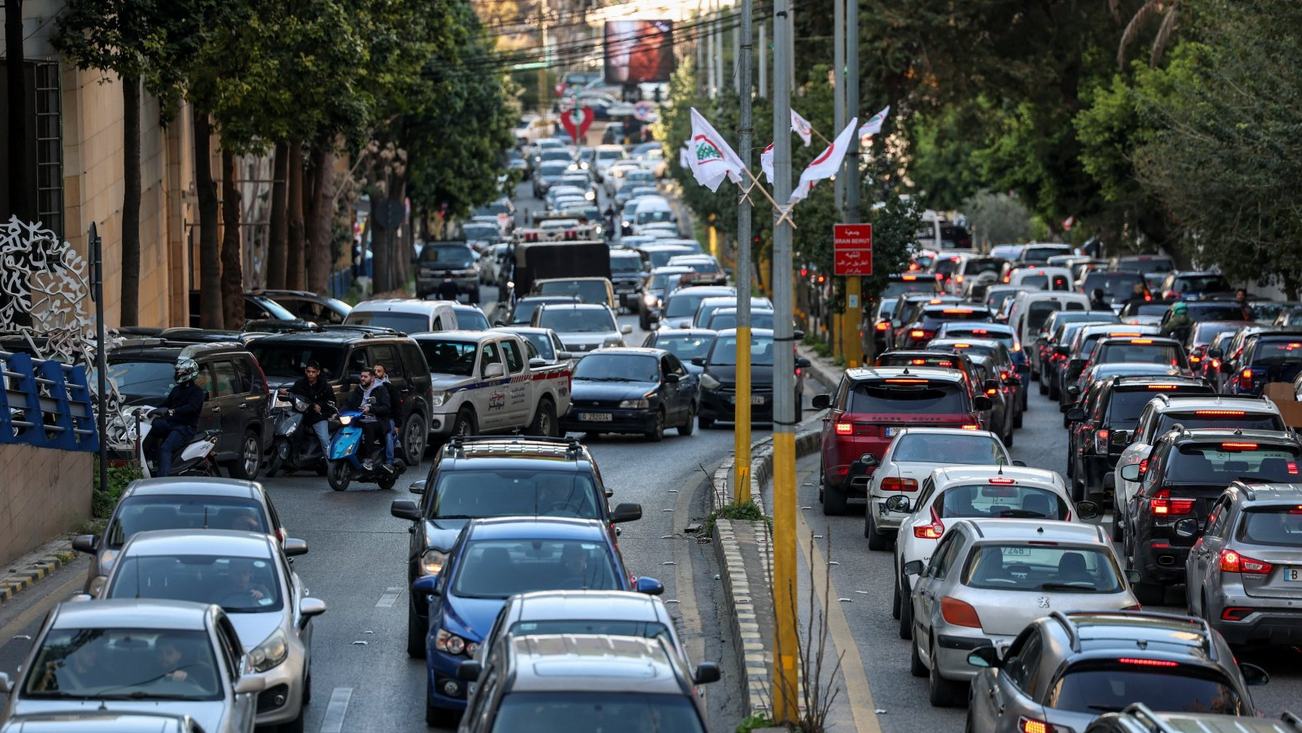 Britanija šalje borbene avione u Katar, Izrael gađao Teheran, Senat nije uspeo da veže ruke Trampu 2 Kolone automobila zaglavljene na cestama