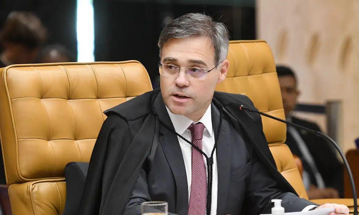 Andr&eacute; Mendon&ccedil;a veste terno e toga, sentado em uma cadeira no plen&aacute;rio do Supremo Tribunal Federal
