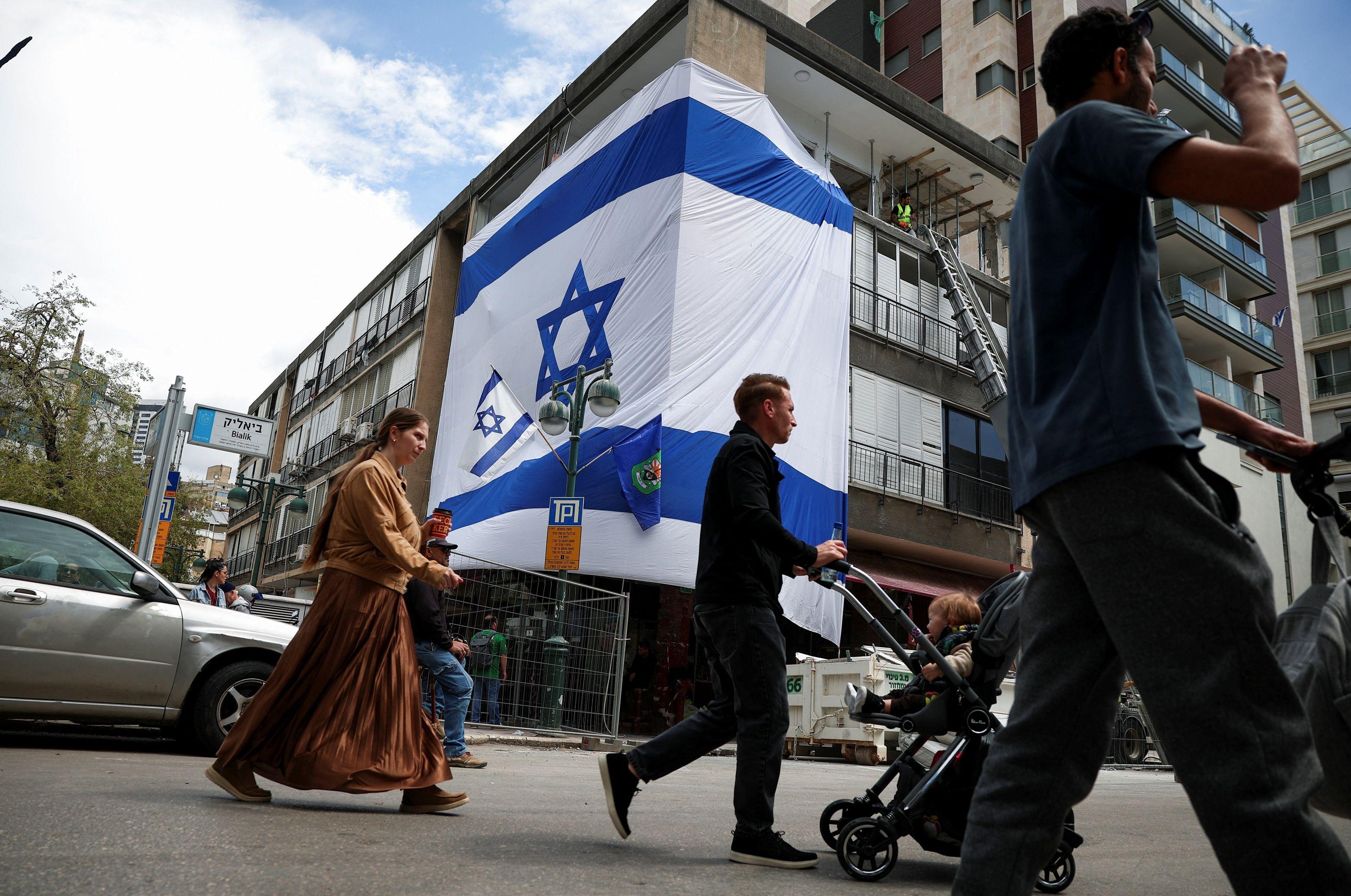 الحرس الثوري يحذر من انتهاء مرحلة "ضبط النفس" وأزمة هرمز تتفاقم مع اقتراب مهلة ترامب 