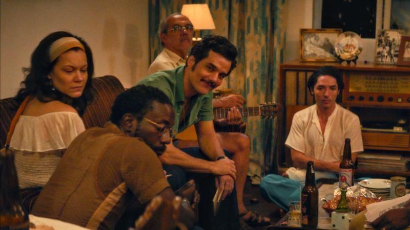 Cena de 'O Agente Secreto', com Wagner Moura, passada em uma sala de estar