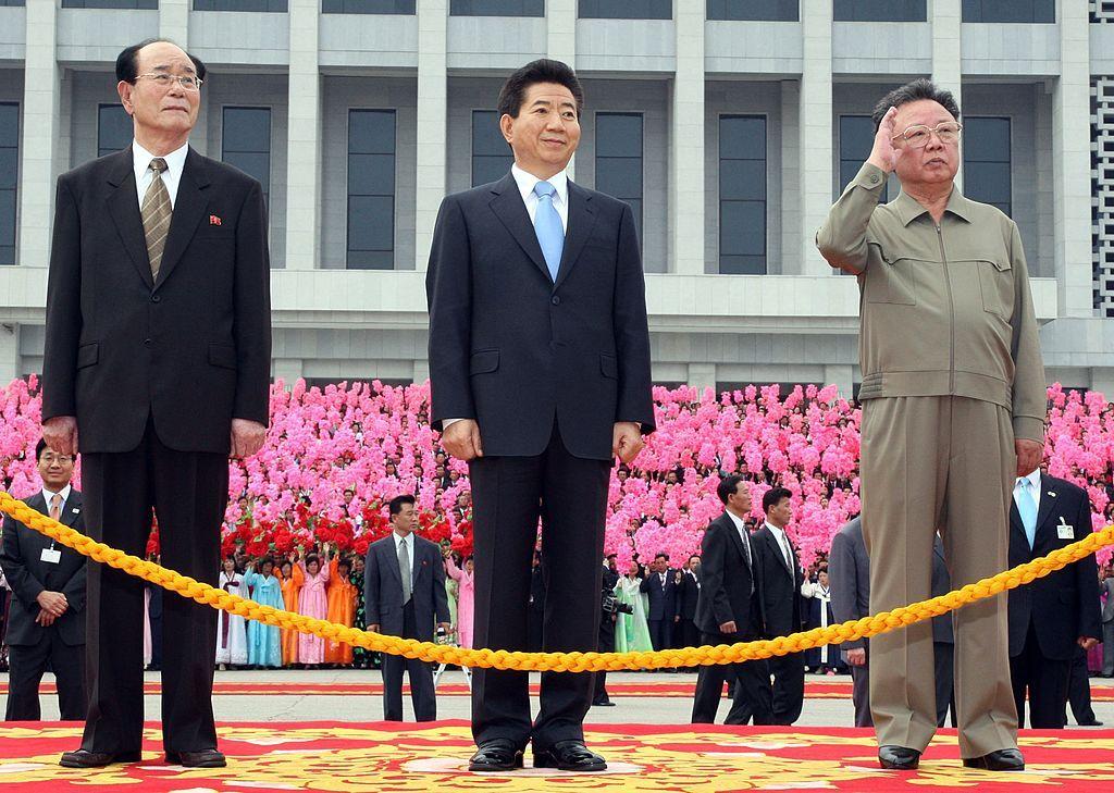 Kim Yong-nam y el entonces líder Kim Jong-il, en los extremos, junto al entonces presidente surcoreano Roh Moo-hyun en 2007, durante una histórica cumbre bilateral en una etapa de distensión entre las dos Coreas.