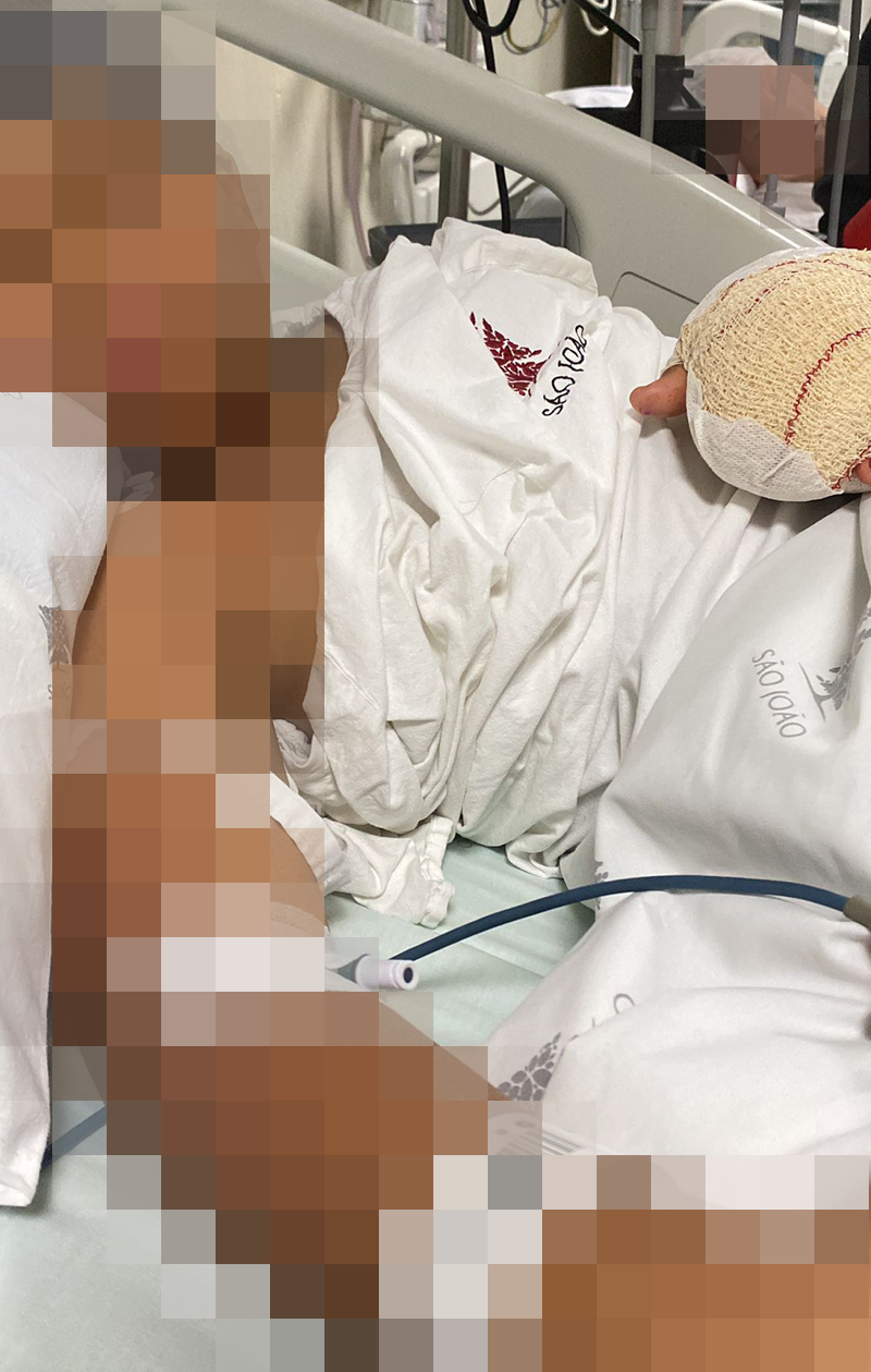 José na maca do hospital. O rosto dele está borrado