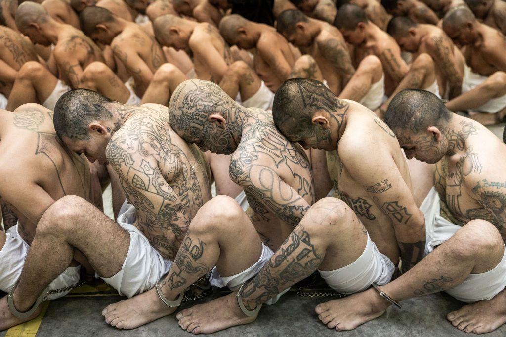 Miles de presuntos pandilleros han sido encarcelados en El Salvador desde la llegada de Bukele al poder.