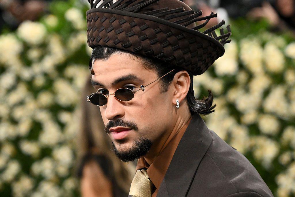 باد باني في حفل ميت غالا 2025 الذي احتفى بمعرض "سوبرفاين: تصميم أزياء السود" الذي أقيم في متحف متروبوليتان للفنون في 5 مايو 2025 في مدينة نيويورك. 