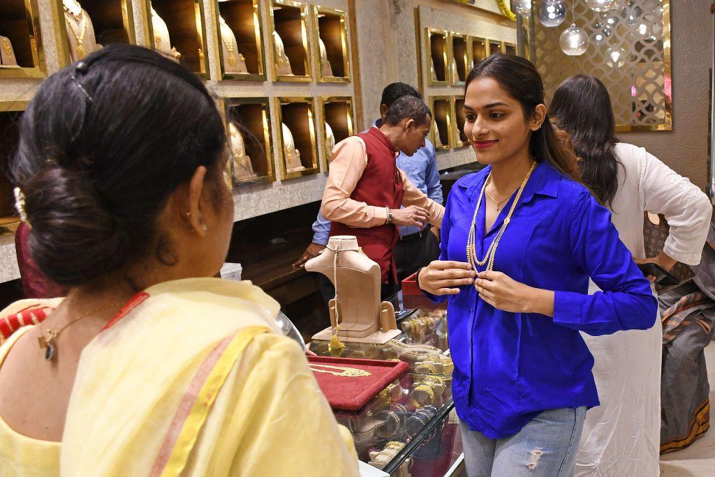 Seorang wanita mencoba kalung emas di toko Senco Gold and Diamonds pada kesempatan Dhanteras di Mumbai.