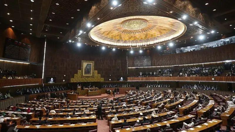 سکیورٹی ایجنسیوں کو ملنے والے اضافی اختیارات پر قومی اسمبلی میں حکومتی اتحاد میں شامل جماعت پاکستان پیپلز پارٹی سمیت اپوزیشن جماعتوں نے بھی بھرپور اجتجاج کیا