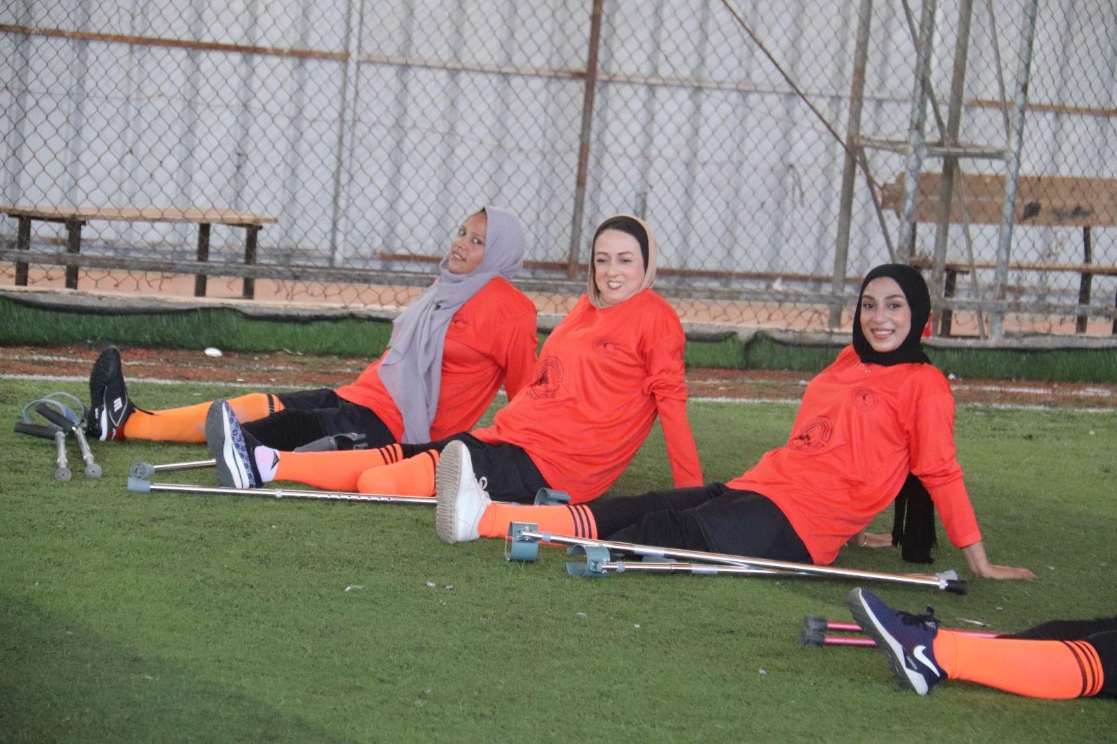 لاعبات في فريق كرة قدم نسائي للمبتورين في قطاع غزة اثناء التمرين