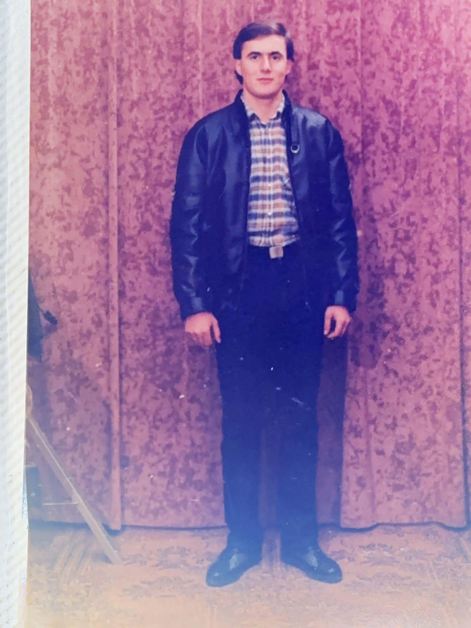 'Ljudi sa granice': Kako su Rumuni u vreme Čaušeskog preko Jugoslavije bežali na Zapad 4 Klaus stoji u izbegličkom kampu u Titelu, u kožnoj jakni i kariranoj košulji