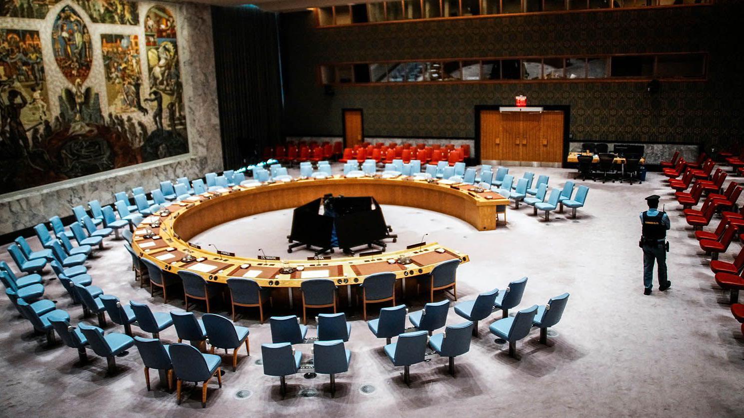 一名聯合國安全人員在安理會會議廳外站崗，等待安理會於2025年9月就一項要求加沙停火的決議草案進行表決