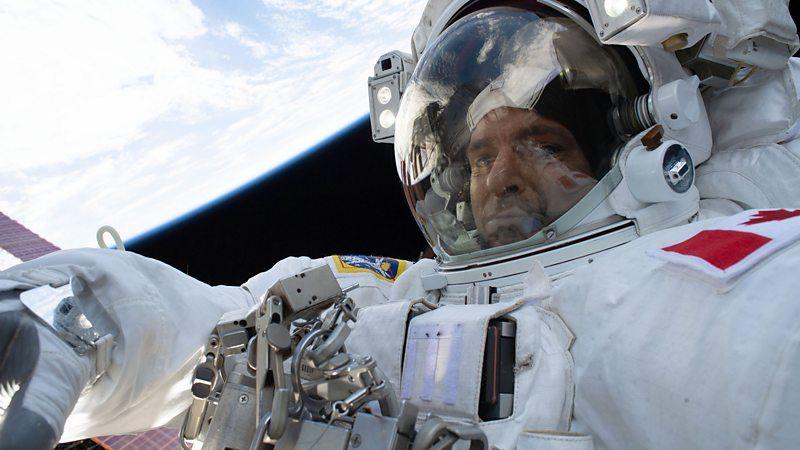 美國太空總署飛行工程師、加拿大太空總署的戴維·聖雅克參加了為期六個半小時的太空行走。